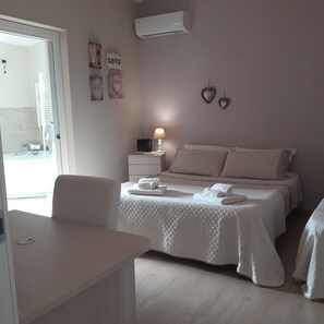 3 chambres, coffres-forts dans les chambres, bureau