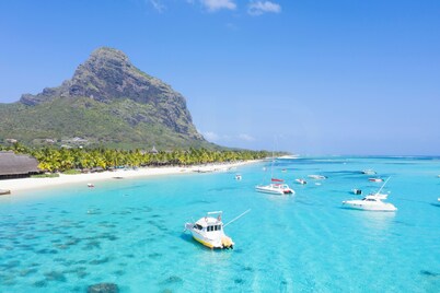 Villa in Le Morne with pool and maid