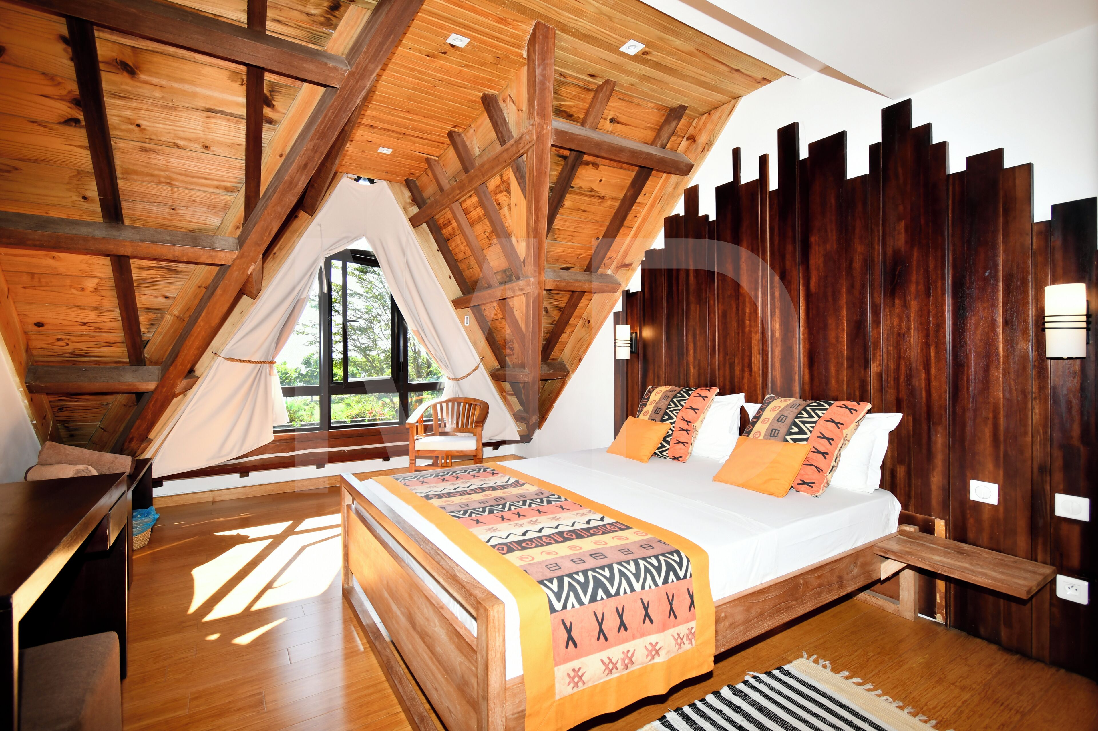 4 chambres, coffres-forts dans les chambres, fer et planche à repasser