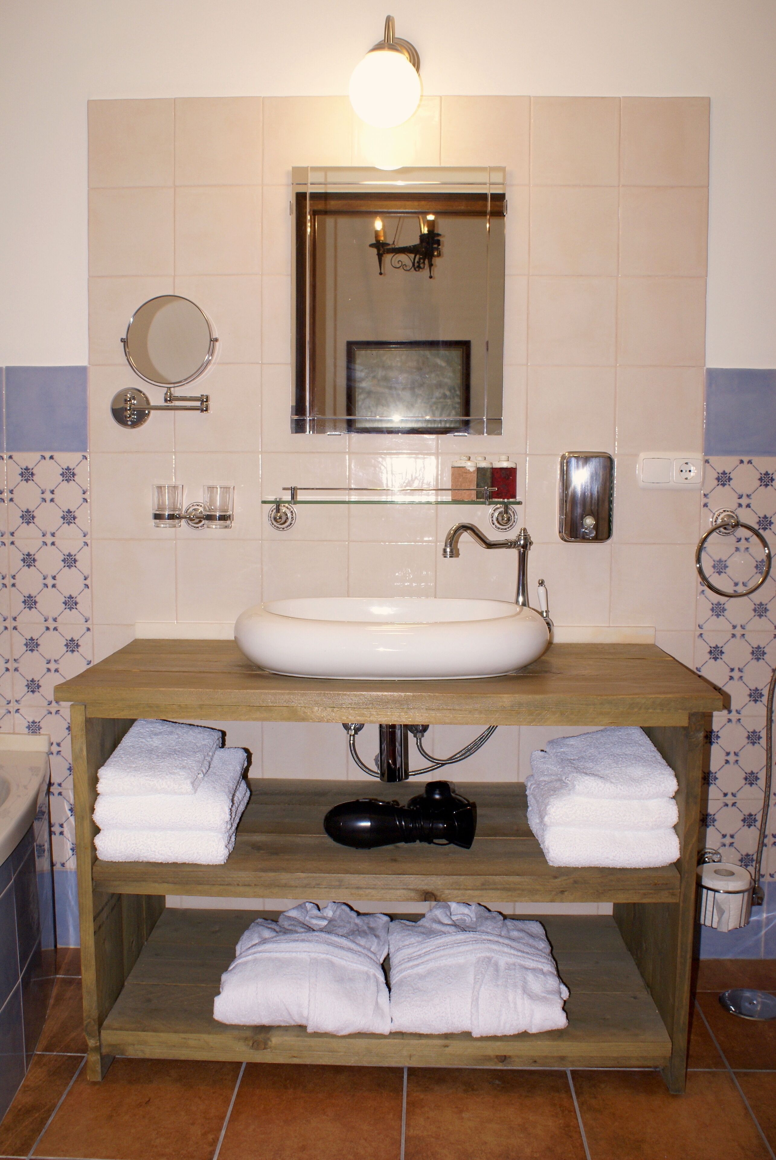 La Cañota King Room Adults Only, bedroom and ensuite bathroom, WIFI, swimming pool
