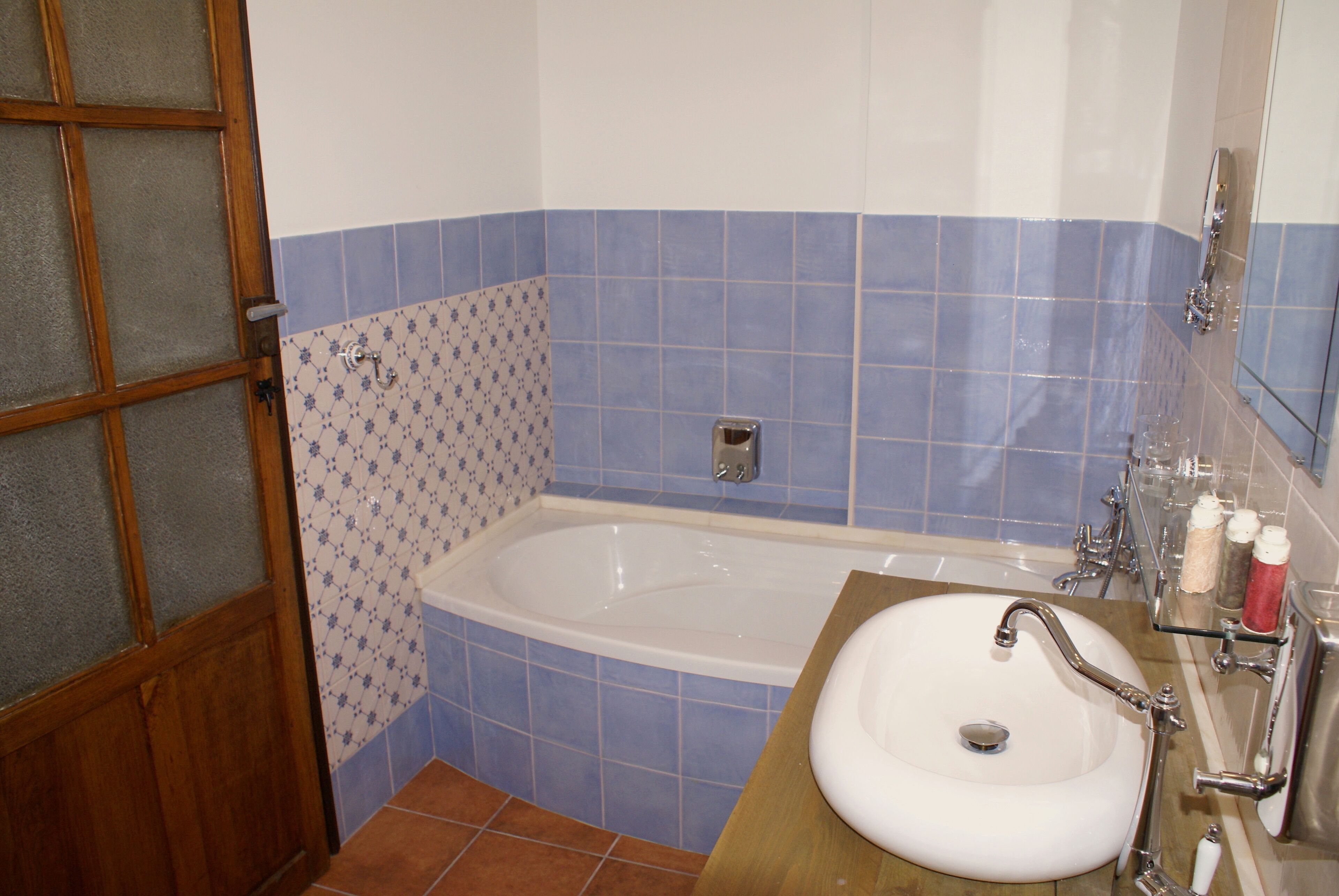 La Cañota King Room Adults Only, bedroom and ensuite bathroom, WIFI, swimming pool