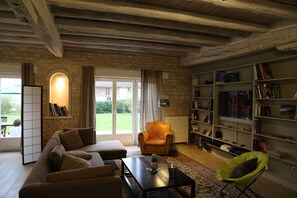 Televisie, een open haard, een dvd-speler en boeken