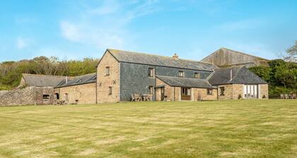 Luxury Unique 2 Bedroom Barn With Stunning Rural Views Near Padstow
