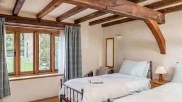 2 quartos, ferros/tábuas de passar roupa, berço de viagem