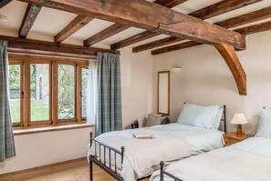2 habitaciones, tabla de planchar con plancha y cuna de viaje