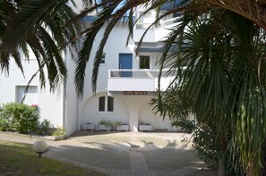 A modern building with a sign reading "LONG BEACH". - Panoramic view of the ocean, beaches (Anglet)
