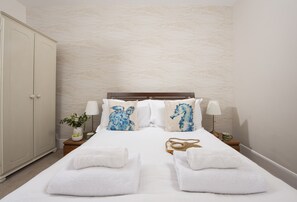 5 bedrooms, WiFi, bed sheets