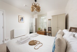 5 bedrooms, WiFi, bed sheets