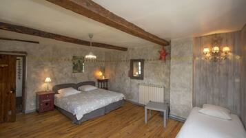 6 bedrooms, iron/ironing board, travel cot, free WiFi