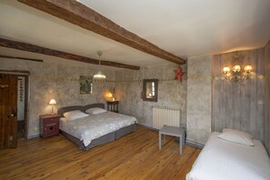 6 bedrooms, iron/ironing board, travel cot, free WiFi