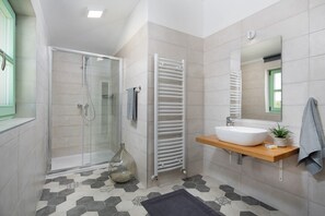 Baignoire, sèche-cheveux, serviettes fournies