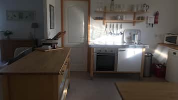 Een koelkast, een microgolfoven, een oven, een kookplaat