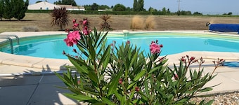 Cottage with Private Heated Pool, 15 Mins to Nearest Beach