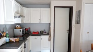 Kaffetrakter/tekoker, kjøleskap, mikrobølgeovn og ovn
