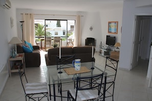 Smart-TV, DVD-Player, BĂŒcher, Videothek