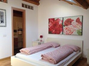 1 slaapkamer, een strijkplank/strijkijzer, wifi, beddengoed