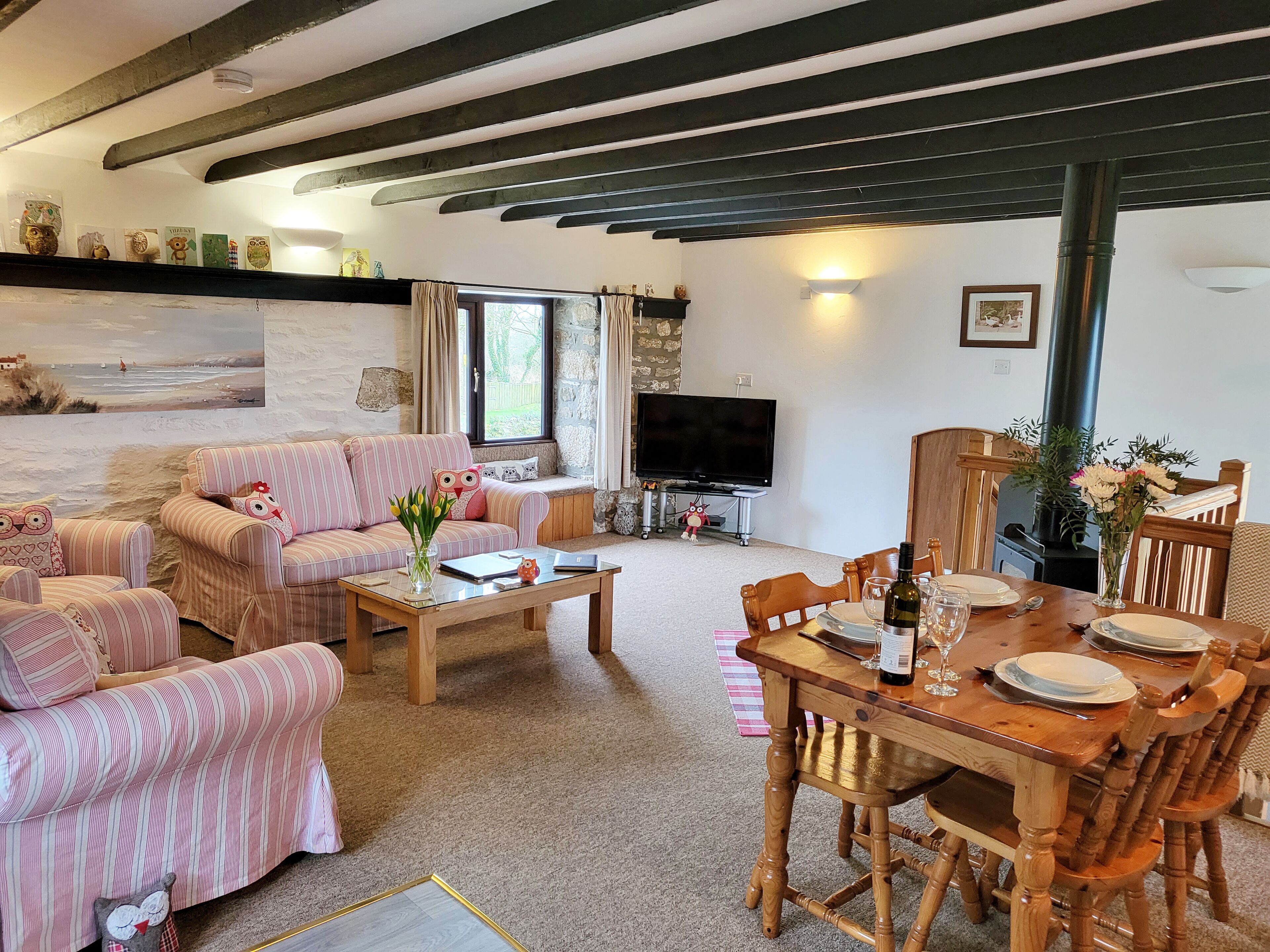 Spacious lounge with a wonderful window seat - excellent for a good book