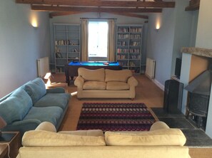Smart TV, fireplace, DVD player, ping pong - Porteath Barn; Seclusion, Space, Sea. (Polzeath)