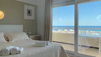 2 dormitorios, escritorio, tabla de planchar con plancha y cuna de viaje