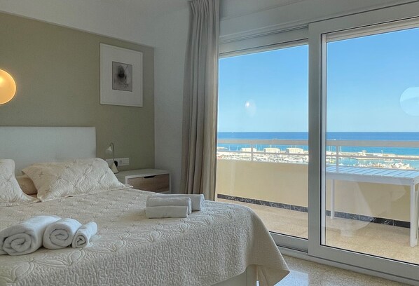 2 Schlafzimmer, Schreibtisch, Bügeleisen/Bügelbrett, Reisekinderbett