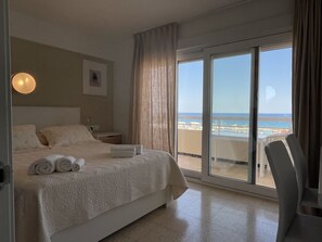 2 bedrooms, desk, iron/ironing board, travel crib - Beautiful sea view from all rooms, communal swimming pool / tennis (El Campello)