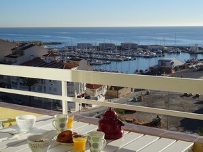 Outdoor dining - Beautiful sea view from all rooms, communal swimming pool / tennis (El Campello)