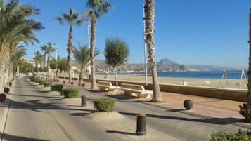 Ubicación cercana a la playa y tumbonas