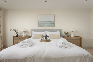 4 bedrooms, iron/ironing board, WiFi, bed sheets - The Nineteenth is a traditional four bedroom house overlooking Roserrow lakes. (Wadebridge)