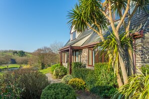 Exterior - The Nineteenth is a traditional four bedroom house overlooking Roserrow lakes. (Wadebridge)