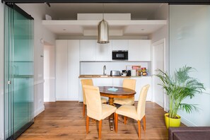 Réfrigérateur, four à micro-ondes, un four, surface de cuisson