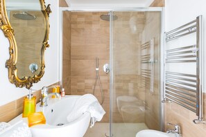 Douche, séchoir à cheveux, bidet, serviettes fournies