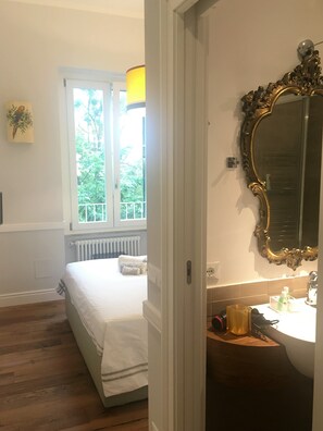 2 quartos, ferros/tábuas de passar roupa, Wi-Fi, roupa de cama