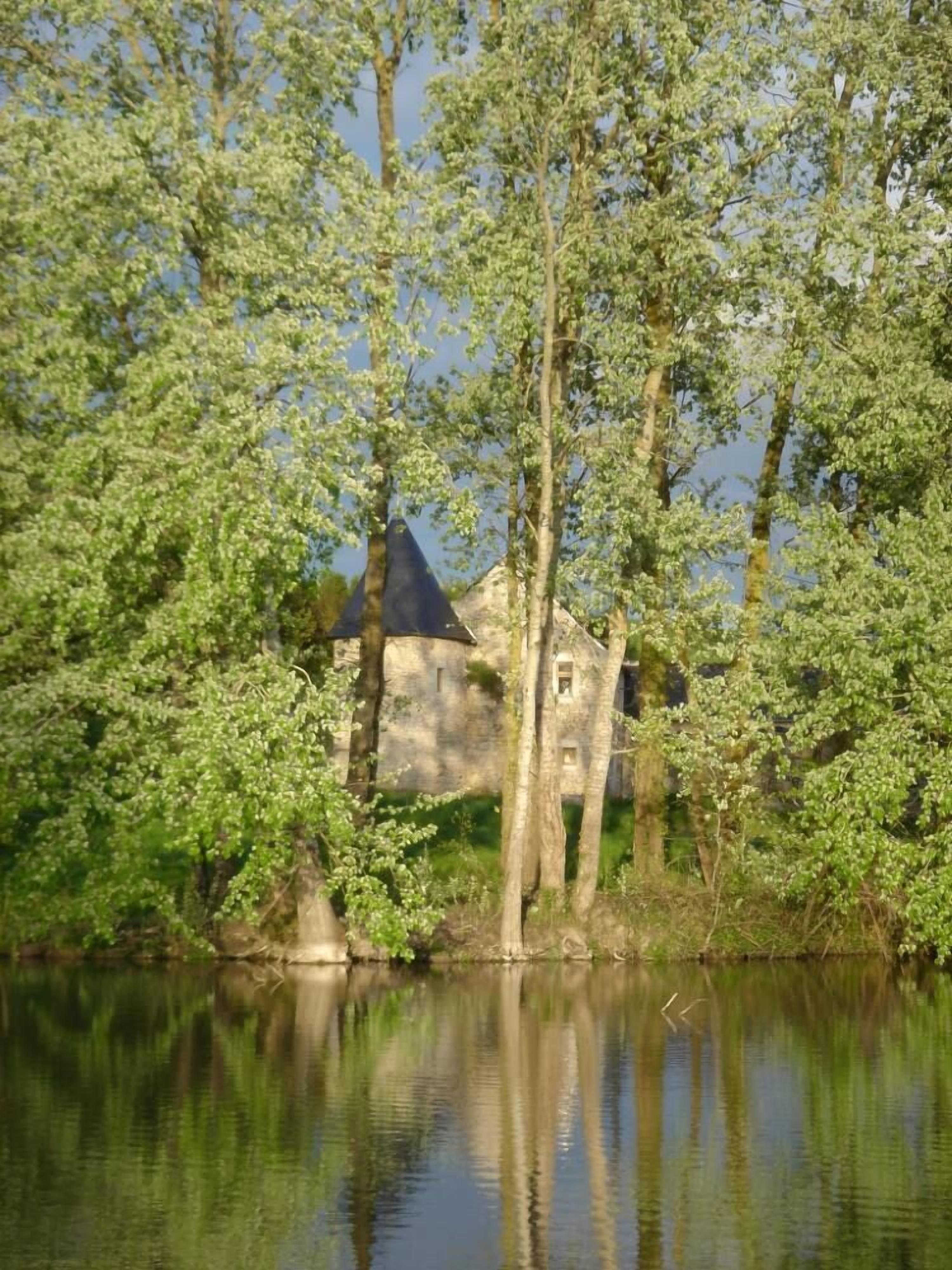 L'étang dans lequel vous pouvez pêcher ou faire de la barque