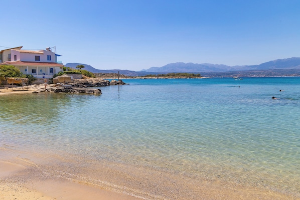 Nær stranden, solsenger og strandhåndklær