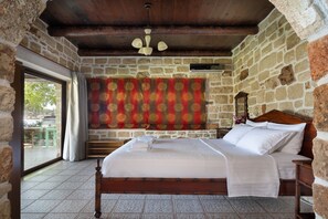 3 bedrooms, in-room safe, iron/ironing board, free WiFi - Villa Minoa With Small Private Beach And Surprising Sea and Mountain Views (Chania)