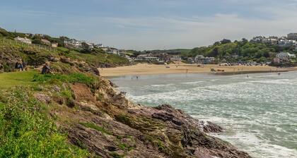 Palm Trees is located in a quiet setting to the rear of Westwood Flats.