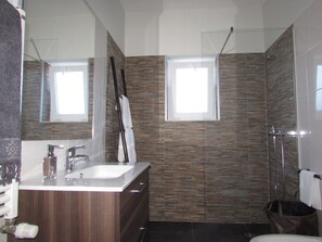 Bruser, hårtørrer, bidet, håndklæder