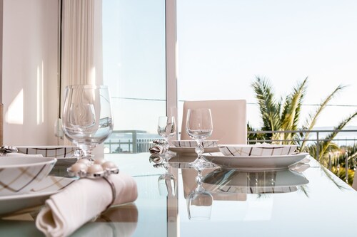 Sunny, Quiet Apartment With Roof Terrace