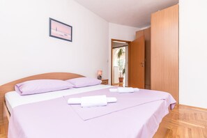 3 bedrooms, iron/ironing board, internet, bed sheets