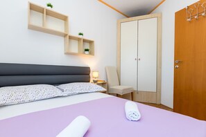 3 habitaciones, tabla de planchar con plancha, internet y ropa de cama