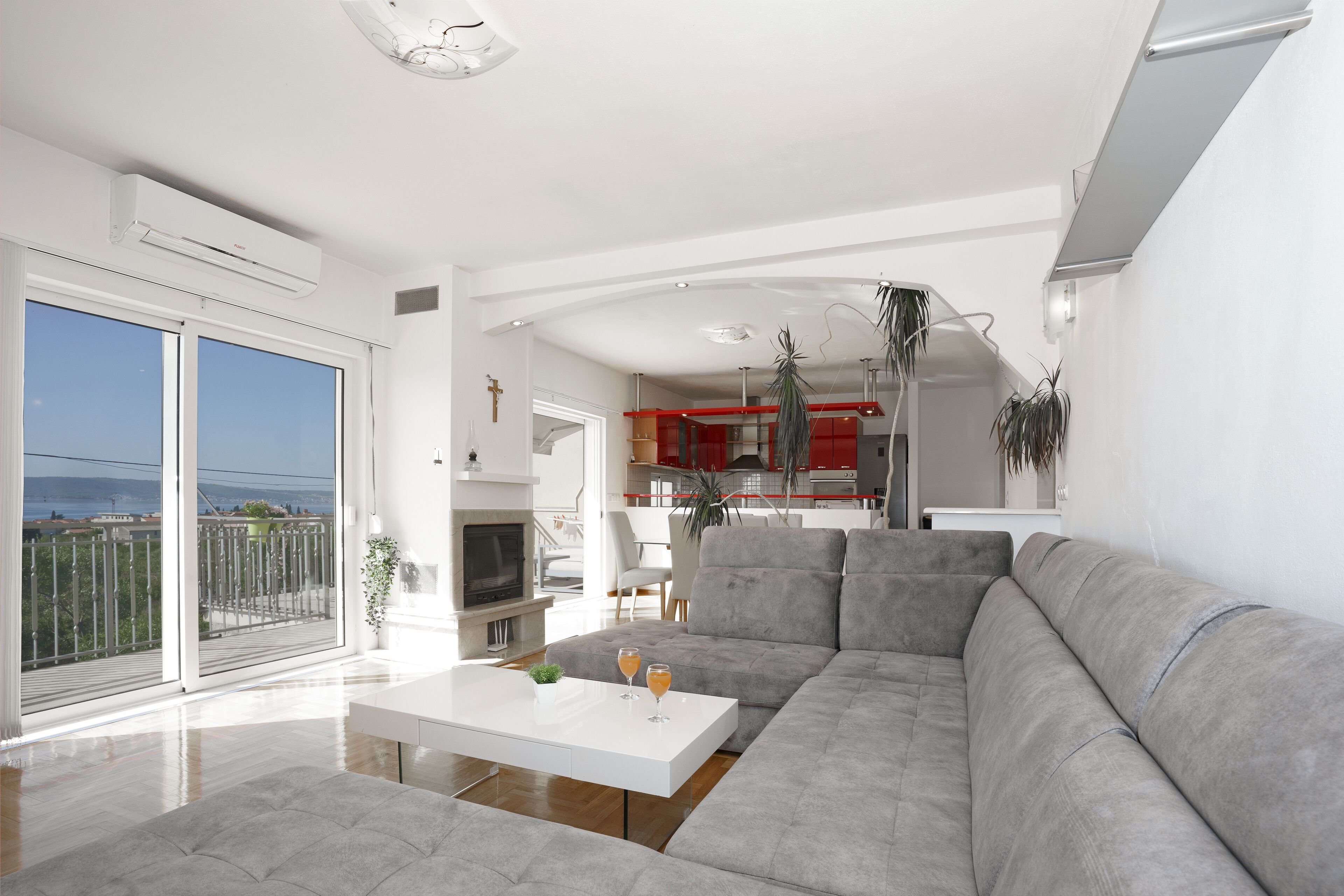 Télévision, cheminée, lecteur de DVD