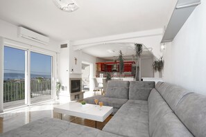 TV, fireplace, DVD player