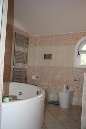 Baignoire, sèche-cheveux, bidet, serviettes fournies