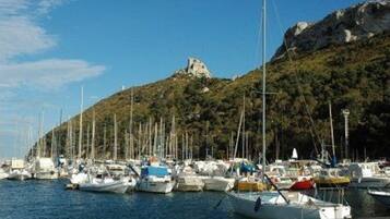 Un port de plaisance où des bateaux sont amarrés le long d’une colline.