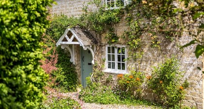 Charming Listed Cottage in rural West Dorset (Pet Friendly)