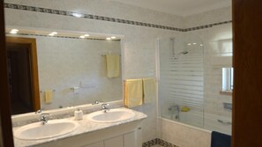 Ensemble baignoire-douche, séchoir à cheveux, bidet, serviettes fournies