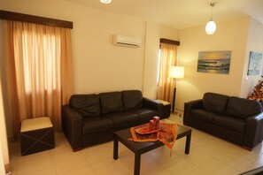 TV, lettore DVD, libri, impianto stereo