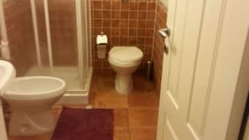 Dusche, Haartrockner, Bademäntel, Bidet