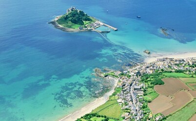 One bedroom 1st floor apartment with balcony and close to the beach and town