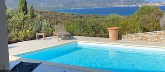 Vacker villa med pool och havsutsikt berg